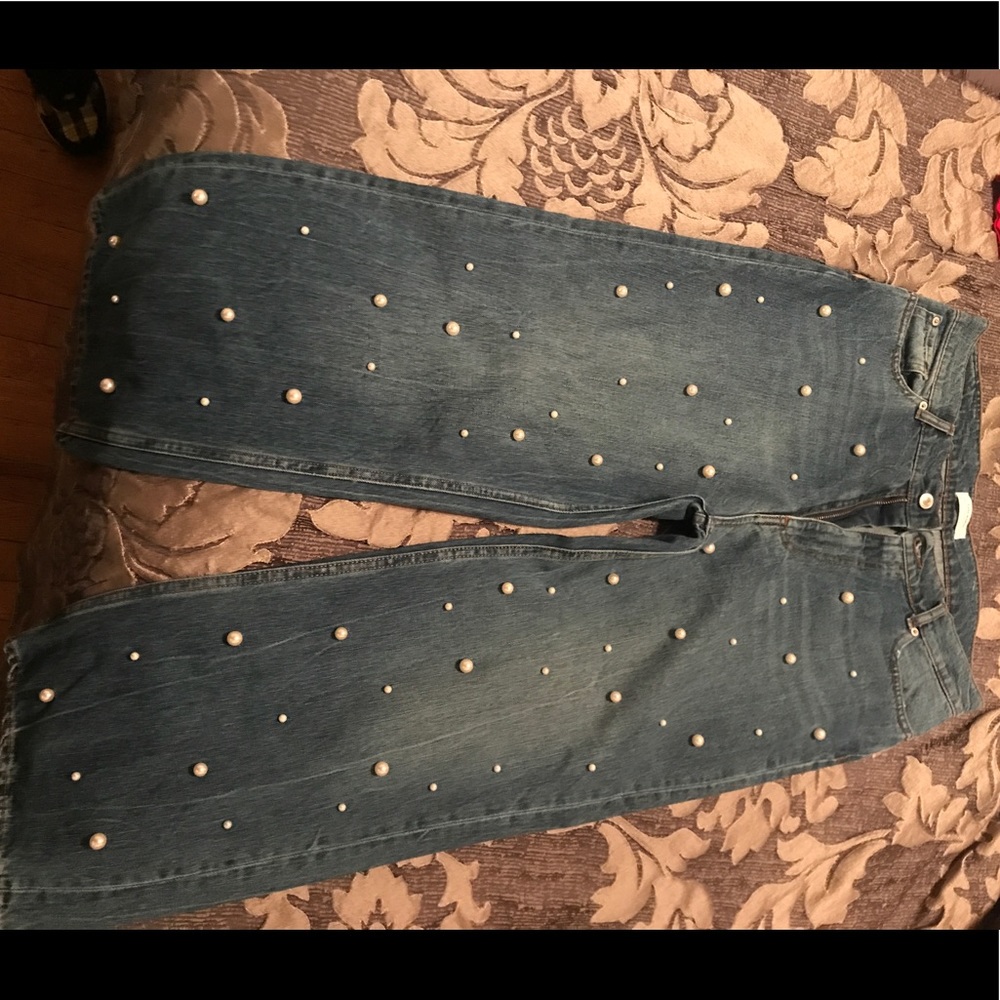 Denim and pearls.